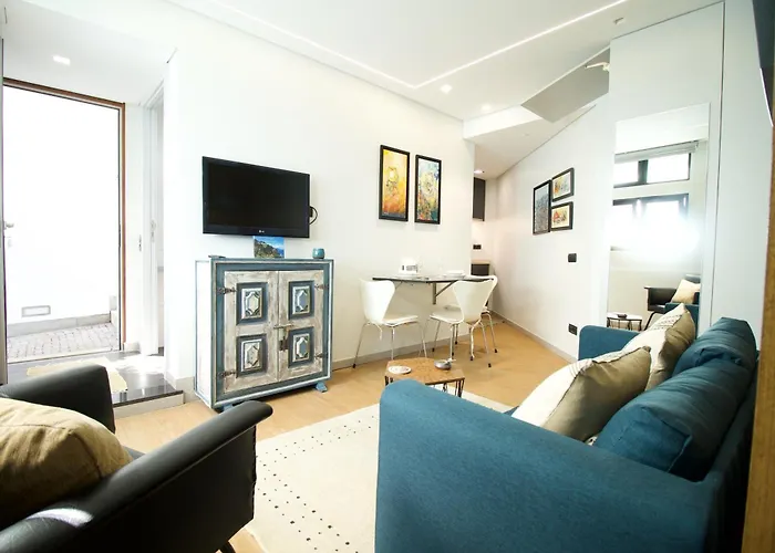 Modern With Kitchen & Secure Parking In Фуншал